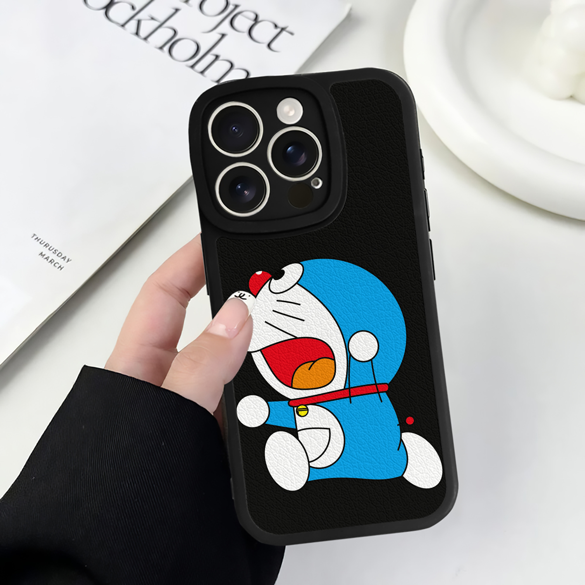 （画像用） ドラえもん Doraemon 【iPhone 16シリーズ対応】シリコンスマホケース（レザー調） 材質：シリコン